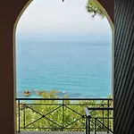 With Large Swimming Pool And Sea View At Beach, Corfu Apartman *