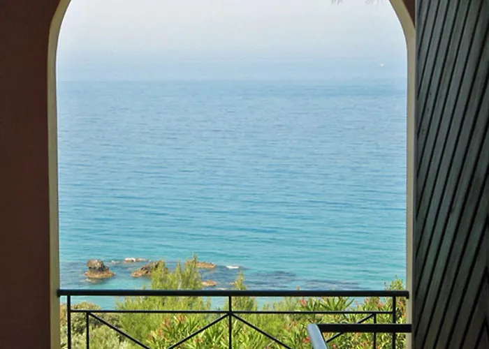 With Large Swimming Pool And Sea View At Beach, Corfu Appartamento *