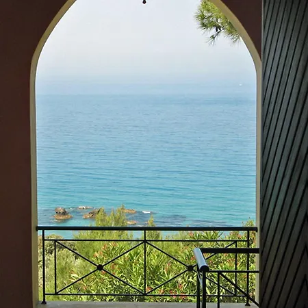 With Large Swimming Pool And Sea View At Beach, Corfu Apartament *
