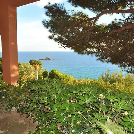 With Large Swimming Pool And Sea View At Beach, Corfu Apartament *