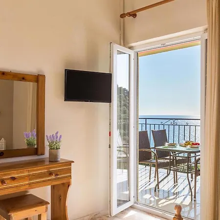 With Large Swimming Pool And Sea View At Beach, Corfu Apartmán
