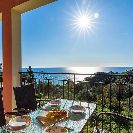 Apartmán With Large Swimming Pool And Sea View At Beach, Corfu
