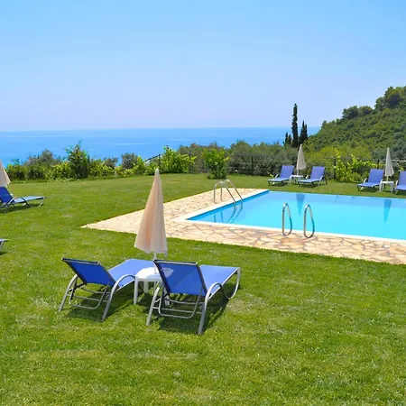 With Large Swimming Pool And Sea View At Beach, Corfu Apartmán