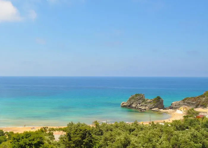 With Large Swimming Pool And Sea View At Beach, Corfu アパート