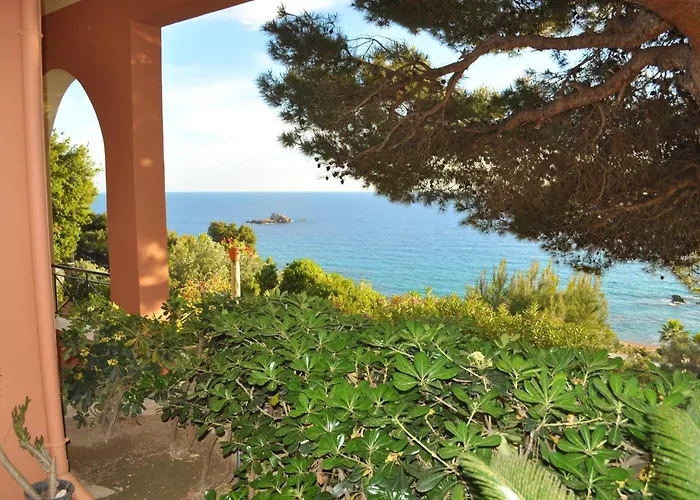 With Large Swimming Pool And Sea View At Beach, Corfu アパート *